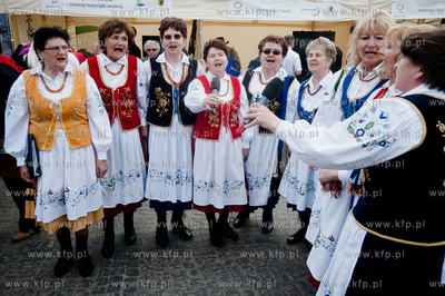 Gdansk. Targ Weglowy. Wielki Festyn Rodzinny, swietujacy...