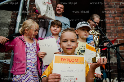 Gdansk. Podworko ulic Robotniczej i Jana z Kolna. Sasiedzi...