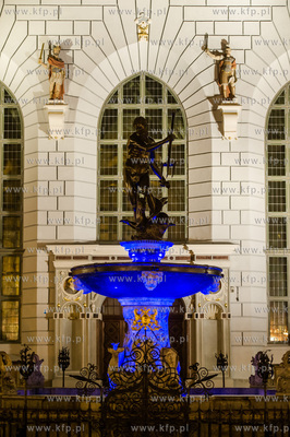 Gdansk. Podswietlona na niebiesko Fontanna Neptuna...