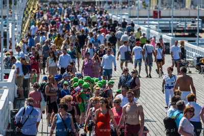 Upalny, bardzo sloneczny, sobotni dzien na plazy i...