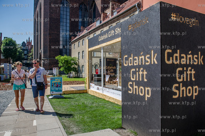 Gdansk. Skwer miedzy ulica Mariacka, a Sw. Ducha. Prezentacja...