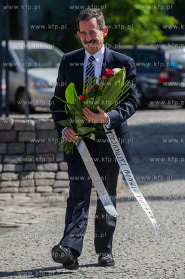 Plac Solidarnosci. Ambasador USA Stephen Mull sklada...