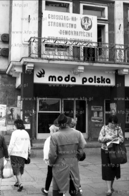 Gdansk Wrzescz wejscie do sklepu Mody Polskiej na rogu...