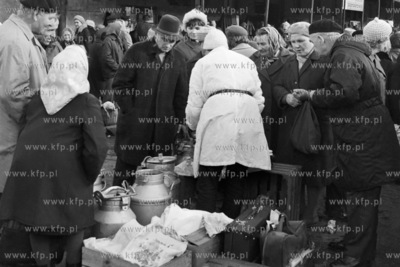 Targowisko kolo hali targowej w Gdyni.
26.10.1973
6pazdziernik73_z.kosycarz_p53
Fot....