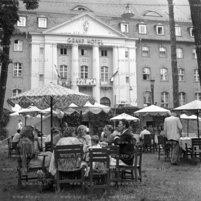 Letnia kawiarnia przed Grand Hotelem w Sopocie. 07.1959...