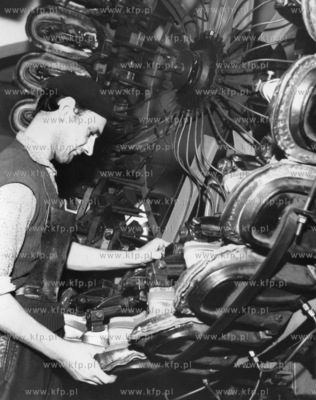 Pracownik Starogardzkiej Fabryki Obuwia przy obsłudze...