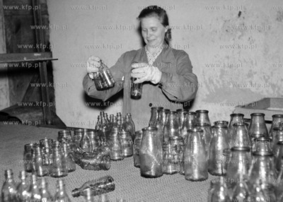 Kontrola jakości wyrobów huty szkła. (lata50). 1959...