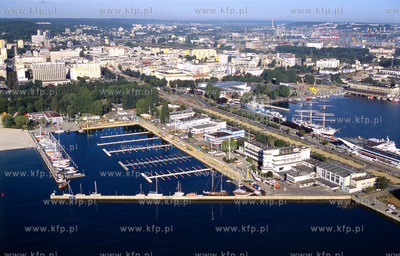 Gdynia z lotu ptaka. Na pierwszym planie Basen Zeglarski...