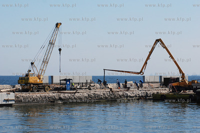 Gdynia. Trwa remont gdynskiego falochronu. Zostanie...