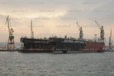 Nabrzeza gdynskiego portu. Nz. Suchy dok w Stoczni...