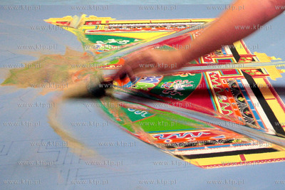 Po czterech dniach mozolnej pracy przy sypaniu mandali...