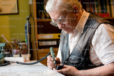 Brodnica Gorna. Pan Rudolf Krecki tworzy rozne przedmioty...