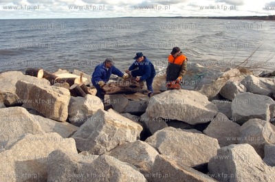 Ustka plaza, trwa usuwanie szkod wyrzadzonych przez...