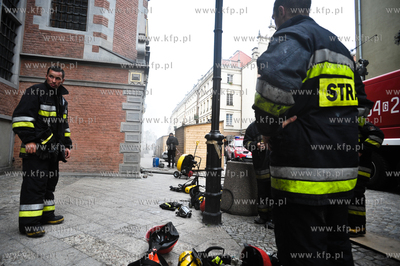 Pozar w piwnicach zabytkowej Gdanskiej Zbrojowni w...