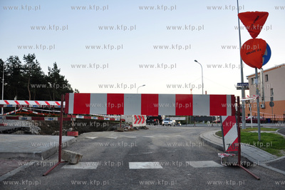 Na gotowym po remoncie rondzie laczacym ulice Bosmanska...