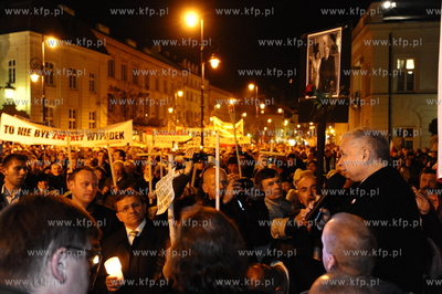Warszawa. Pol roku po katastrofie w Smolensku pod Palacem...