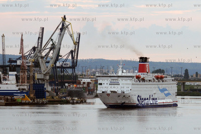 Wchodzacy do gdynskiego portu prom Stena Spirit kursyjacy...