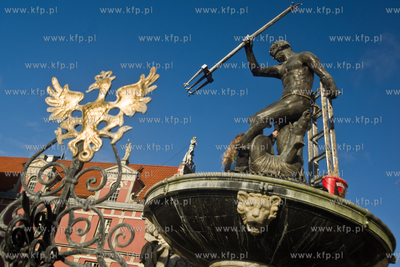 Gdansk, Dlugi Targ. Neptun odzyskal lewa reke, ktora...