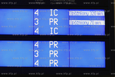 Tablica na dworcu Gdynia Glowna z informacjami o opoznienicach...
