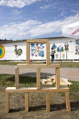 Na elewacji garazu przy deptaku na  ul. Wita Stwosza...