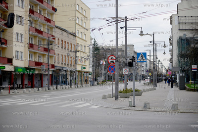 Gdynia. Srodki ostroznosci w zwiazku z pandemia koronawirusa...