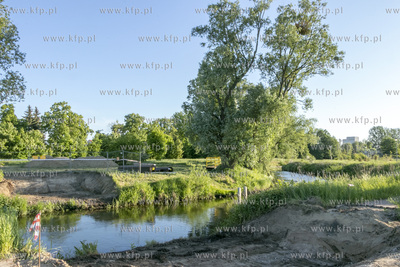 Budowa kładki nad Radunią łączącą ulicę Zastawną...
