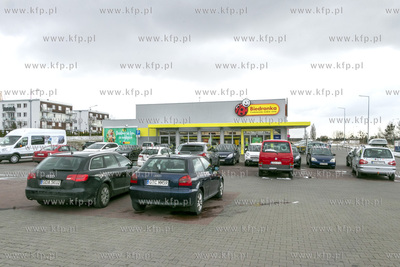 Sklep sieci Biedronka przy ulicy  Dobrowolskiego w...