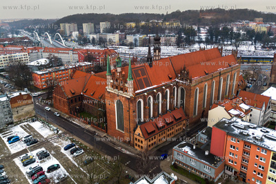 Widok na Muzeum Narodowe i kościół Swiętej Trójcy...