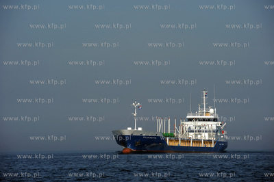 Statek FILIA NETTIE na drodze wejscia do Gdanskiego...