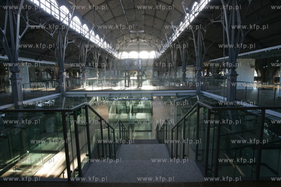 Odrestaurowana zabytkowa hala targowa w Gdansku. 17.08.2005...