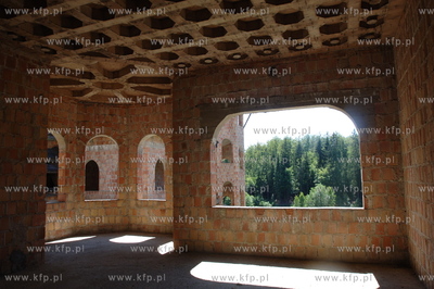 Wnetrze zamku w Lapalicach, polozonego miedzy Chmielnem...