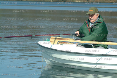 Lech Walesa na rybach. 25.04.2003 Fot. Maciej Kosycarz...