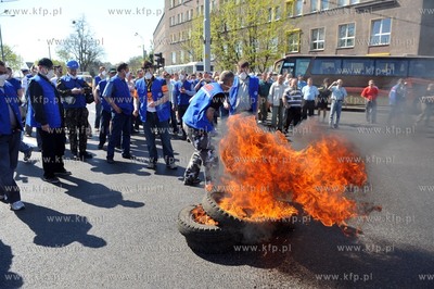 Plonace opony i petardy w srodku miasta to efekt pikiety...