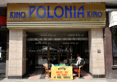 Przed wejsciem do dawnego, nieczynnego juz kina Polonia...