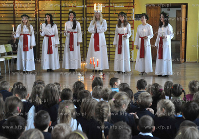 Orszak sw. Lucji odwiedzil Szkole Podstawowa nr 14...