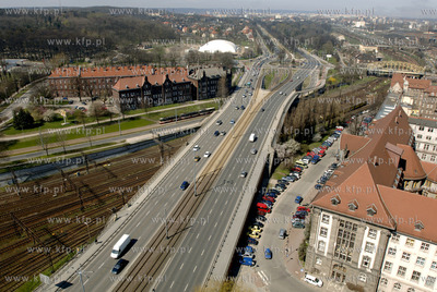Gdansk. Widok z wiezowca zieleniak na wiadukt Blednik...