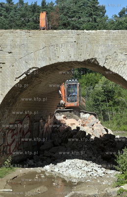 Wyburzanie ostatniego starego wiaduktu dawnej trasy...