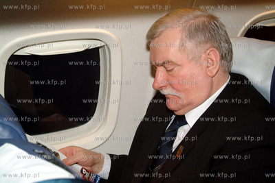 Lech Walesa w samolocie PLL LOT wraca z Frankfurtu...