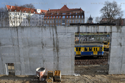 Gdansk. Budowa podziemnej linii kolejowej doprawadzaj...