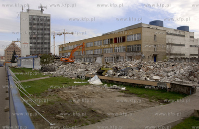 Gdansk. Wyburzanie starych budynkow pod budowe nowych...