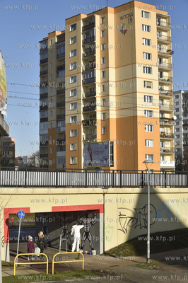 Mural autorstwa Grzegorza Zająca powstaje w przejściu...