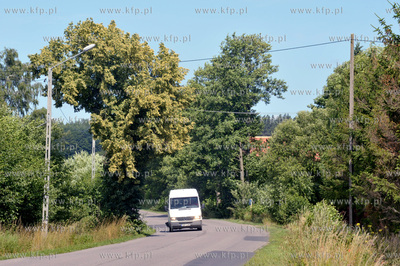 Lniska na Kaszubach w gminie Żukowo. Droga z Niestępowa...