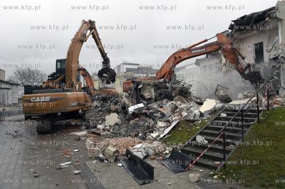 Wyburzanie kolejnych budynków dawnej Akademii Medycznej...