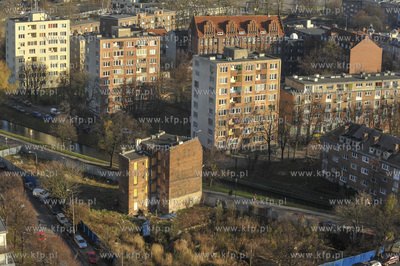 Gdańsk. Ul. Rybaki Górne na kanałem Raduni i ul....