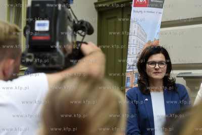 Przekazanie sześciu rodzinom kluczy do nowo wyremontowanej...