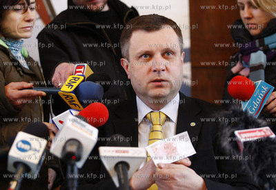 Sopot. Konferencja prasowa. Prezydent Sopotu zwrocil...