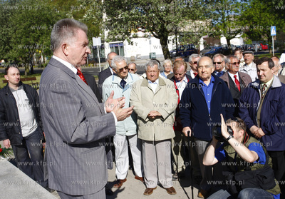 Dzialacze SLD i NIE zlozyli wiazanki kwiatow pod pomnikiem...