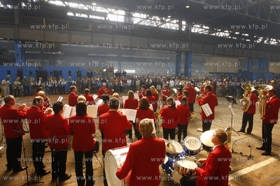 Stocznia Gdansk. Hala K1. Do sniadania stoczniowcom...