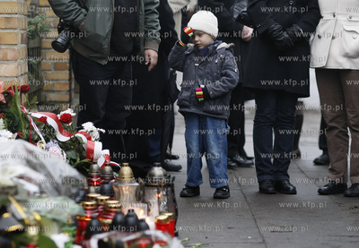 Sopot. Ul. Armii Krajowej 55. Ludzie skladaja kwiaty...