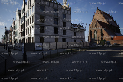 Elblag. Starowka. Kamienice i  Galeria El ( z prawej...